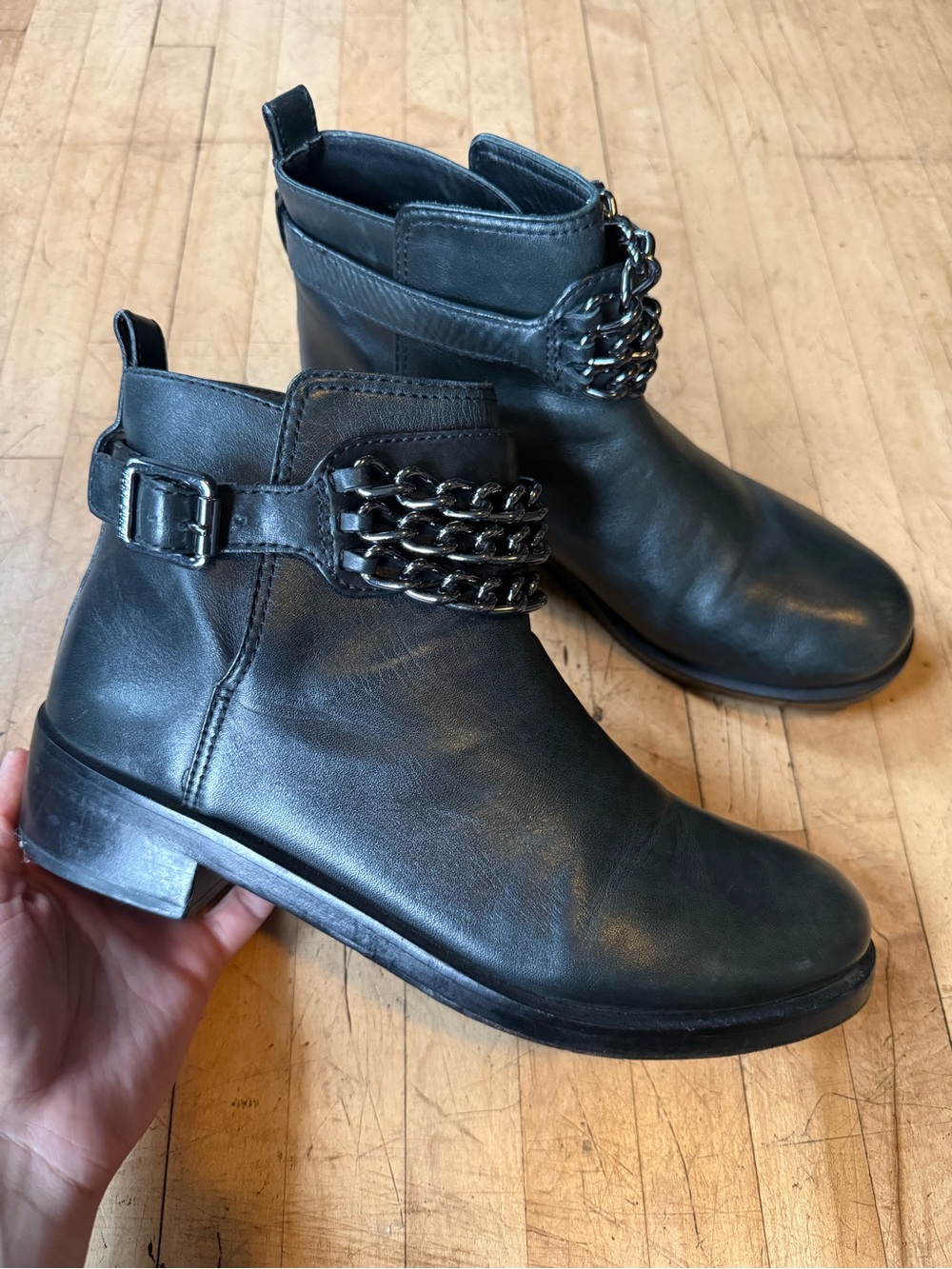 TORY BURCH Leather Ankle Boots Chain Detail Moto Biker Festival Bloomfield US 9